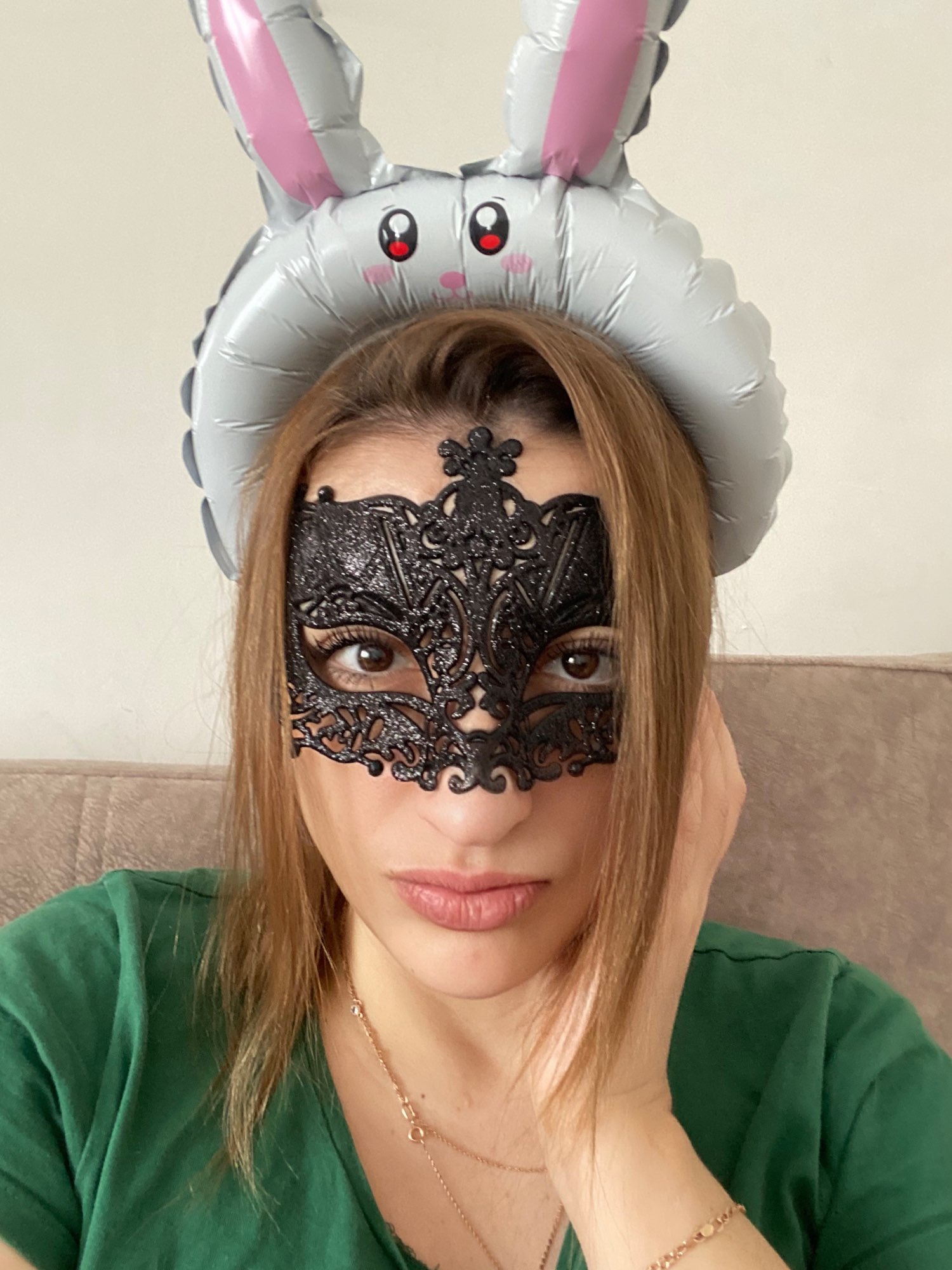 Lesklá černá škraboška 01
