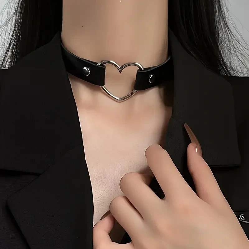Choker se stříbrným srdcem